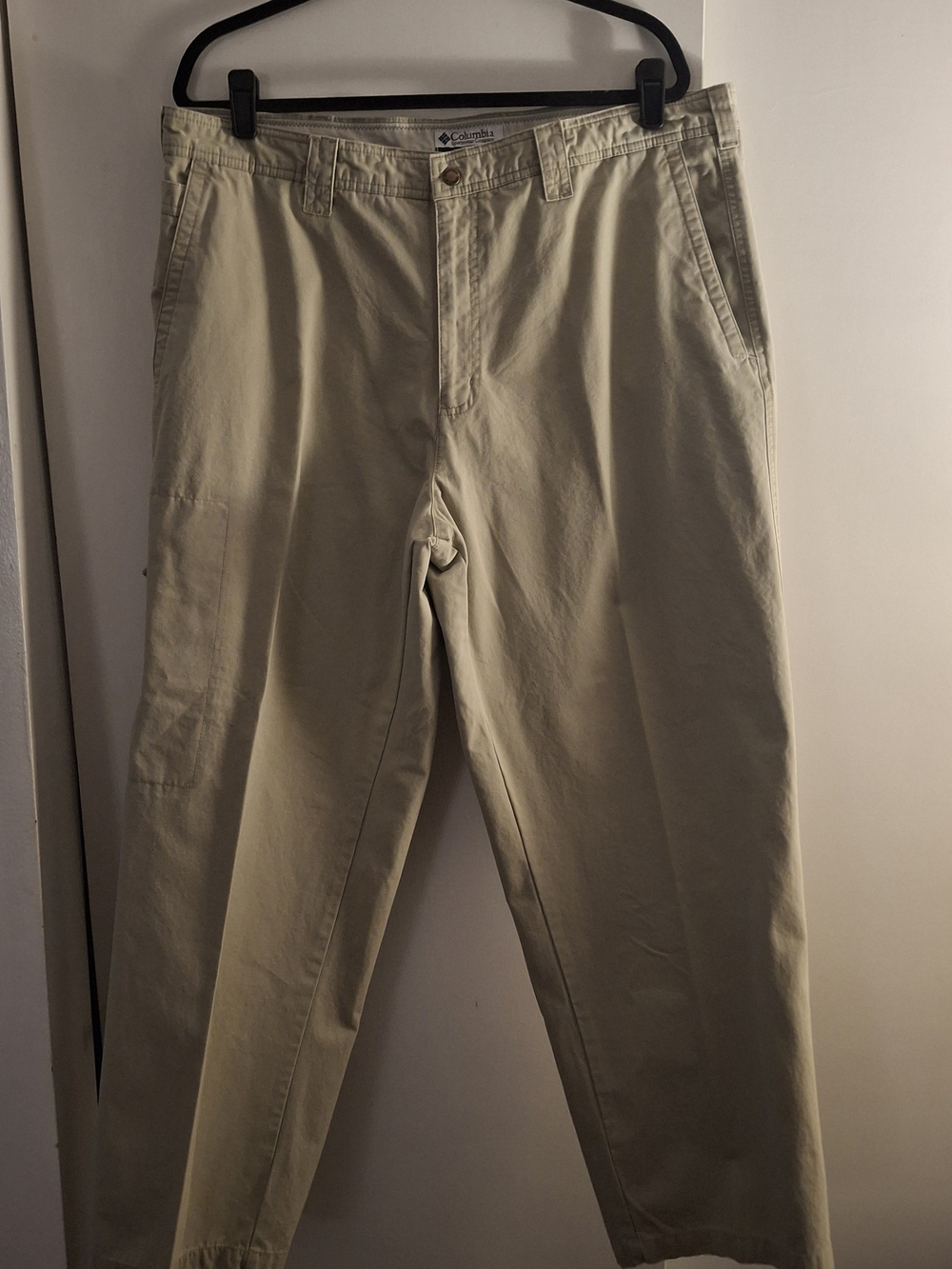 Columbia Men’s Khaki Casual Cargo Pants - Beige